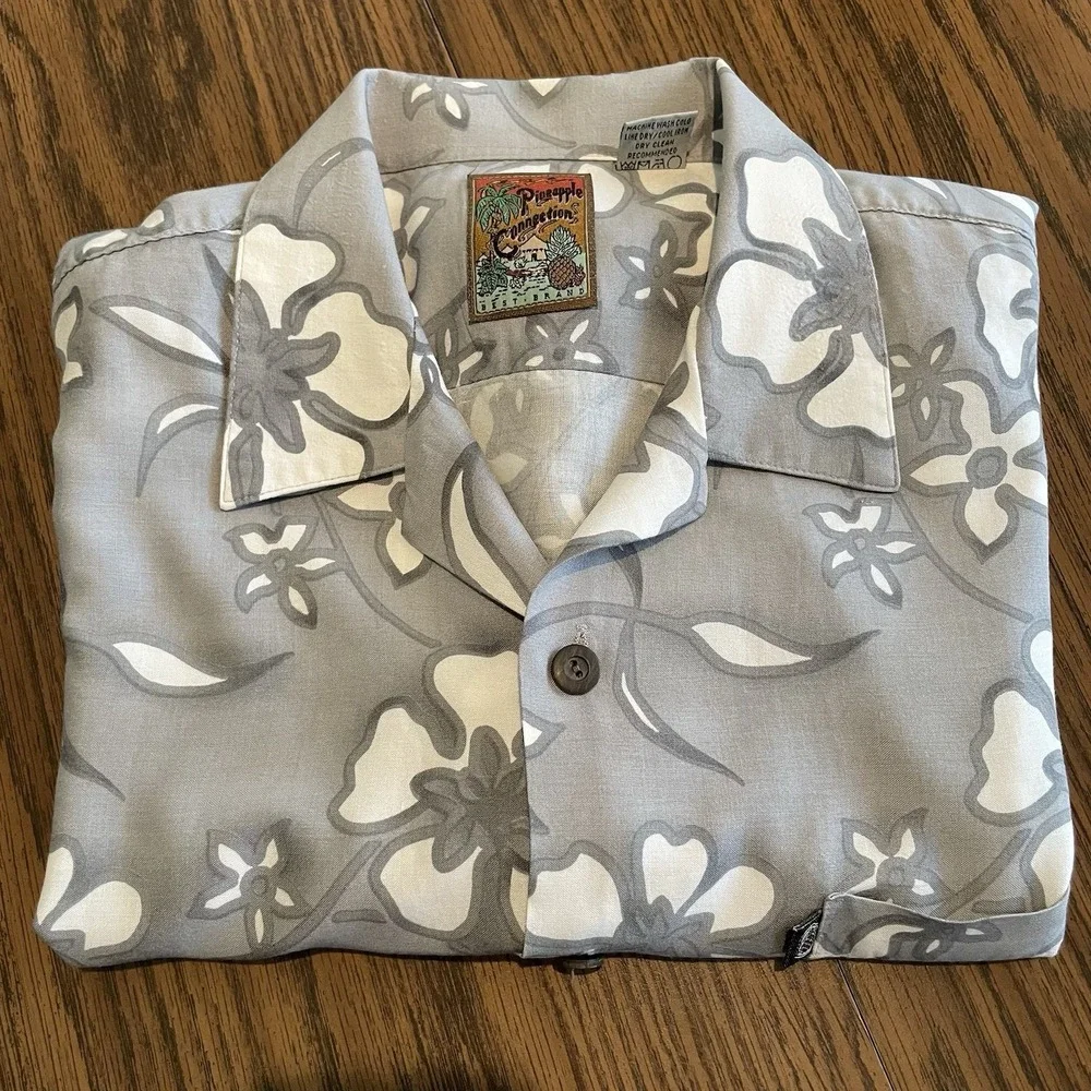 Pineapple Connection Men's Button Down Hawaiian Shirt Size Medium Gray Black Red